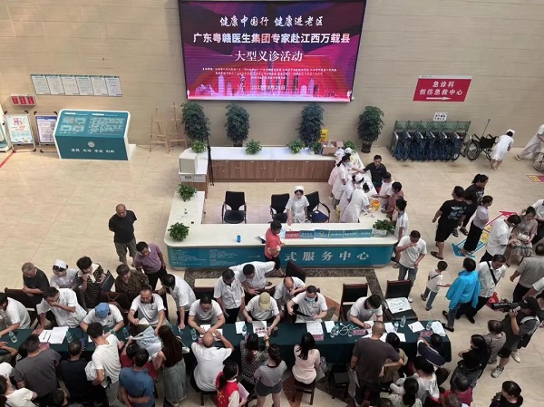 健康中國行，健康進老區(qū)——廣東粵贛醫(yī)生集團專家在我院開展大型義診活動